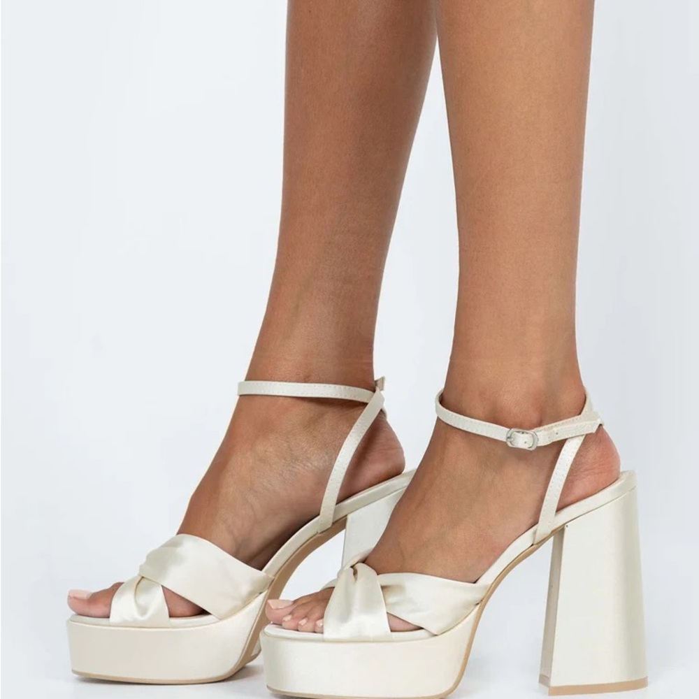 Princess Polly EVERLASTING SATIN PLATFORM HEELS CHAMPAGNE size 8 BNWT